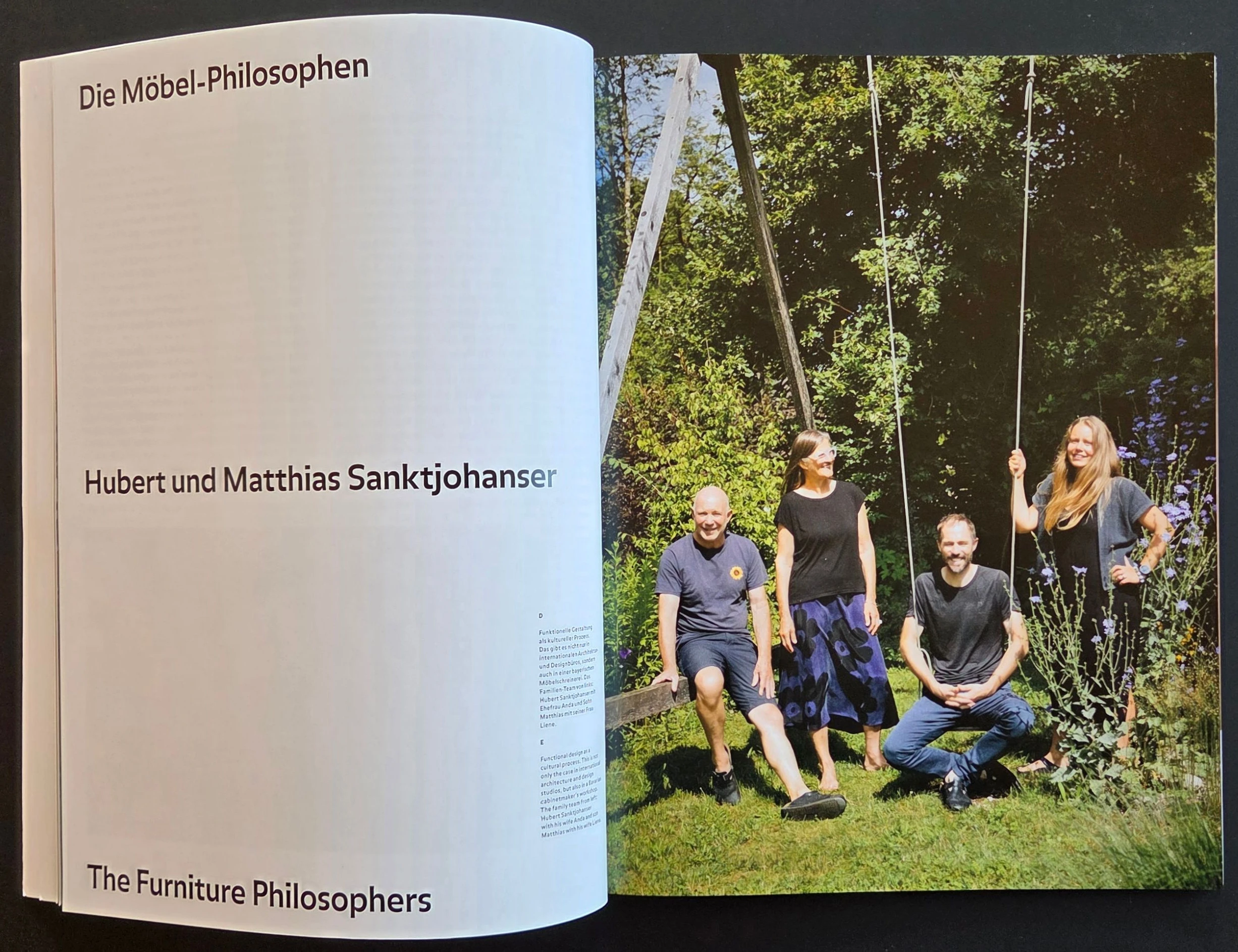 Aufmacher-Doppelseite des Beitrags mit dem Familienfoto an der Schaukel