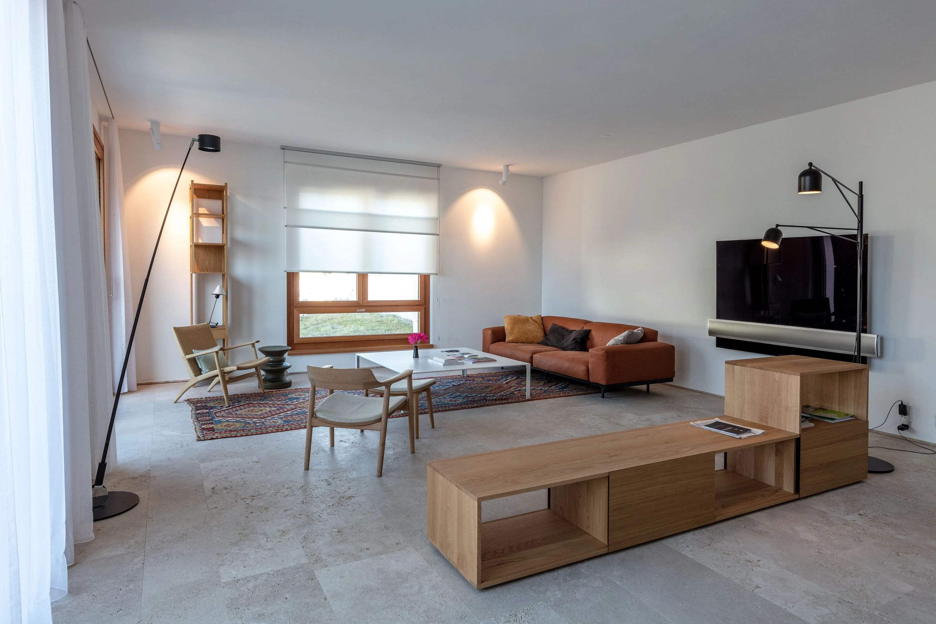 Grosser Wohnraum mit Sofa, Couchtisch, Lowboard aus Eiche und Stehleuchte.