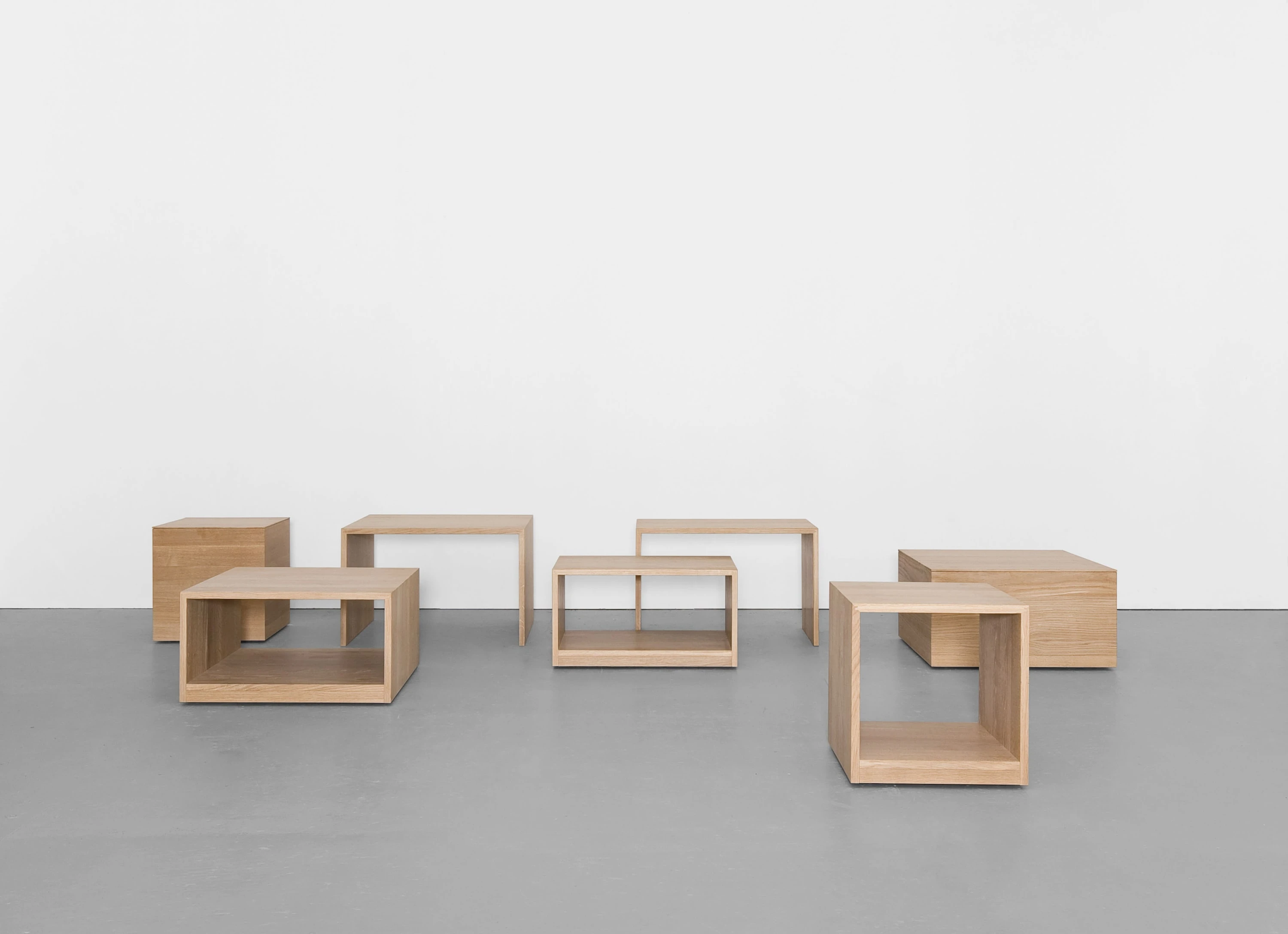 Gruppe offener Holzkästen aus Eiche als Hocker, Salontische und Beistelltische.