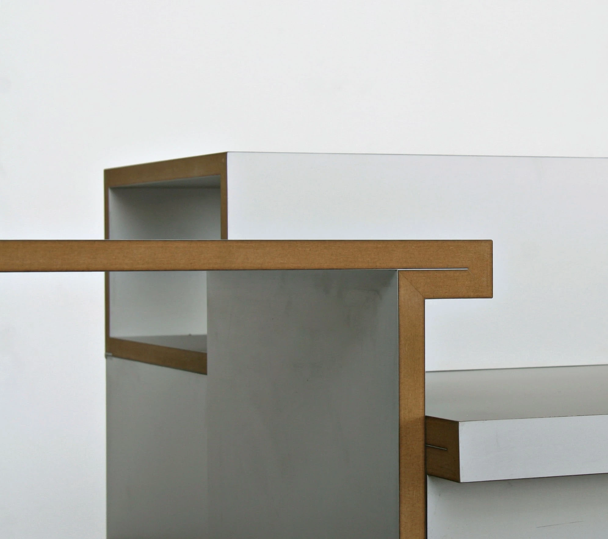Detail of a top box with a wooden edge on a gray element.