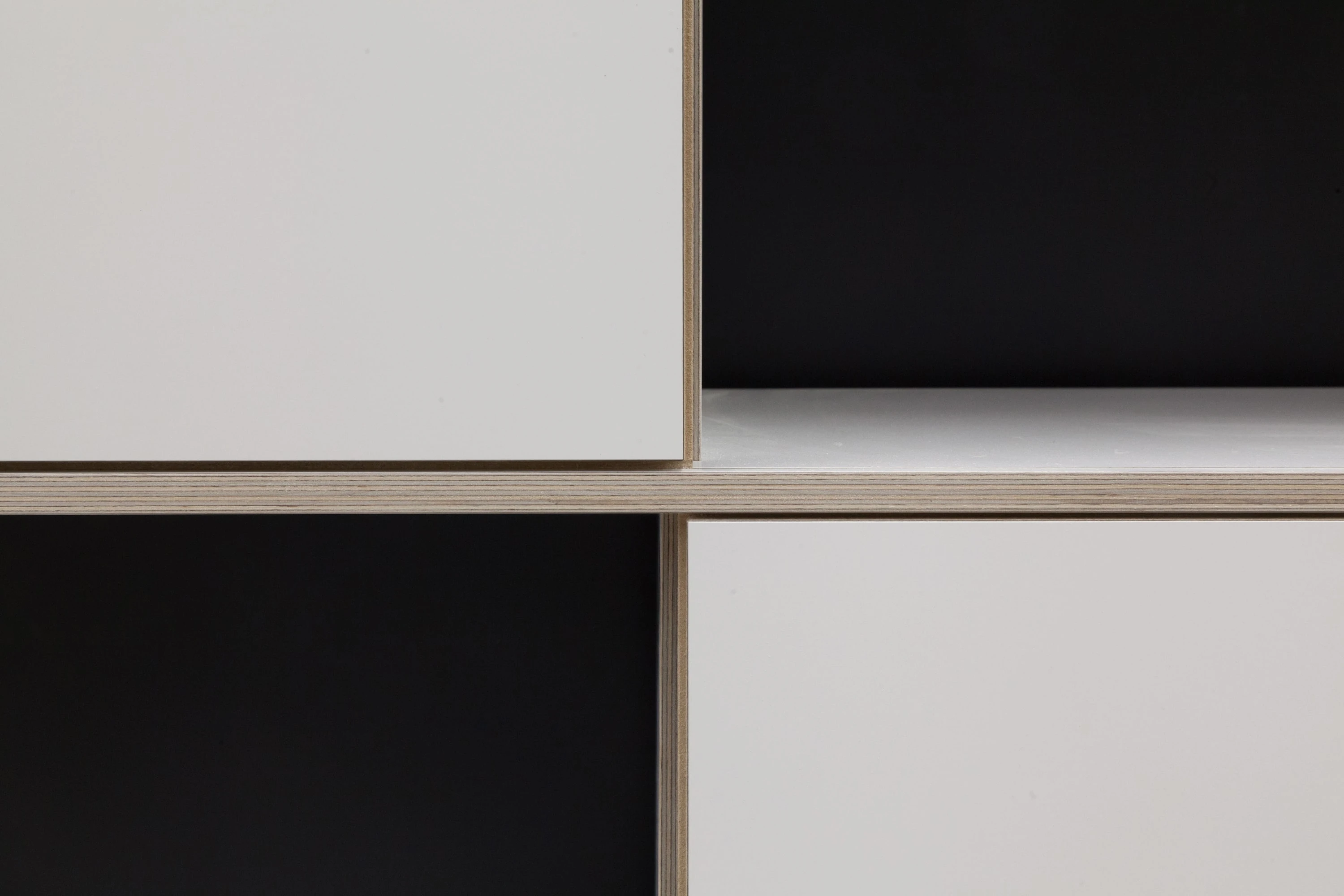 Detail weisser Fronten und schwarzer Rückwände mit Multiplexkante.
